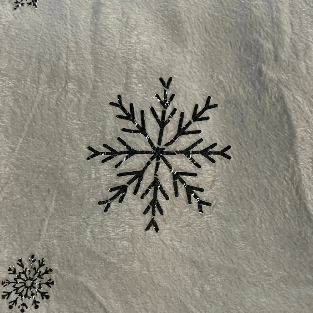Elegant Snowflake Patterned Throw Blanket set of 2 - Picture 2 of 3